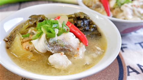  Fangchenggang-Style Sour Fish Soup: Ein Fest für den Gaumen mit einem Hauch von Schärfe!