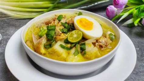  Soto Banjar: Eine würzige und aromatische Suppe, die deine Geschmacksknospen zum Tanzen bringt!