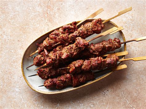  Spicy Cumin Lamb Skewers: Ein feuriges Barbecue-Erlebnis mit knusprigen, gewürzten Fleischstückchen!