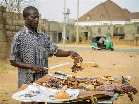 Suya! Ein feuriges Grillfeuerwerk aus Nigeria, das deine Geschmacksknospen in Ekstase versetzen wird!