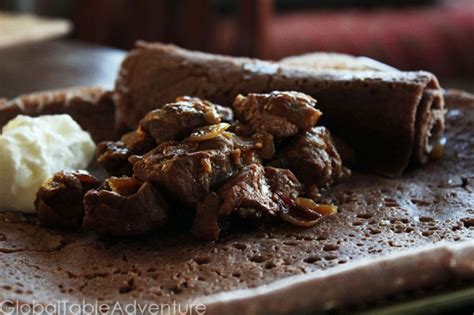  Tibs! Ein würziges Feuerwerk ethiopischer Aromen mit saftigem Lammfleisch und zarten Zwiebeln