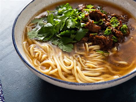  Yuncheng Lamian: Gibt es eine saftigere Nudelsuppe mit feinstem Fleisch und pikanten Gewürzen?