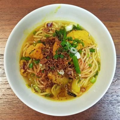  Soto Ayam Bangka: Ein cremiger Hühnerbrühetraum mit frischem Zitronengrasduft!